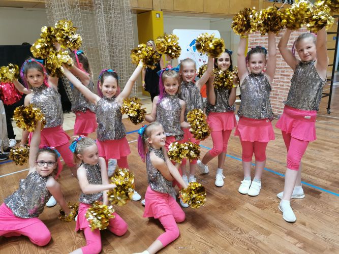 KOČEVSKE MAŽORETE KUD-A GODBA KOČEVJE